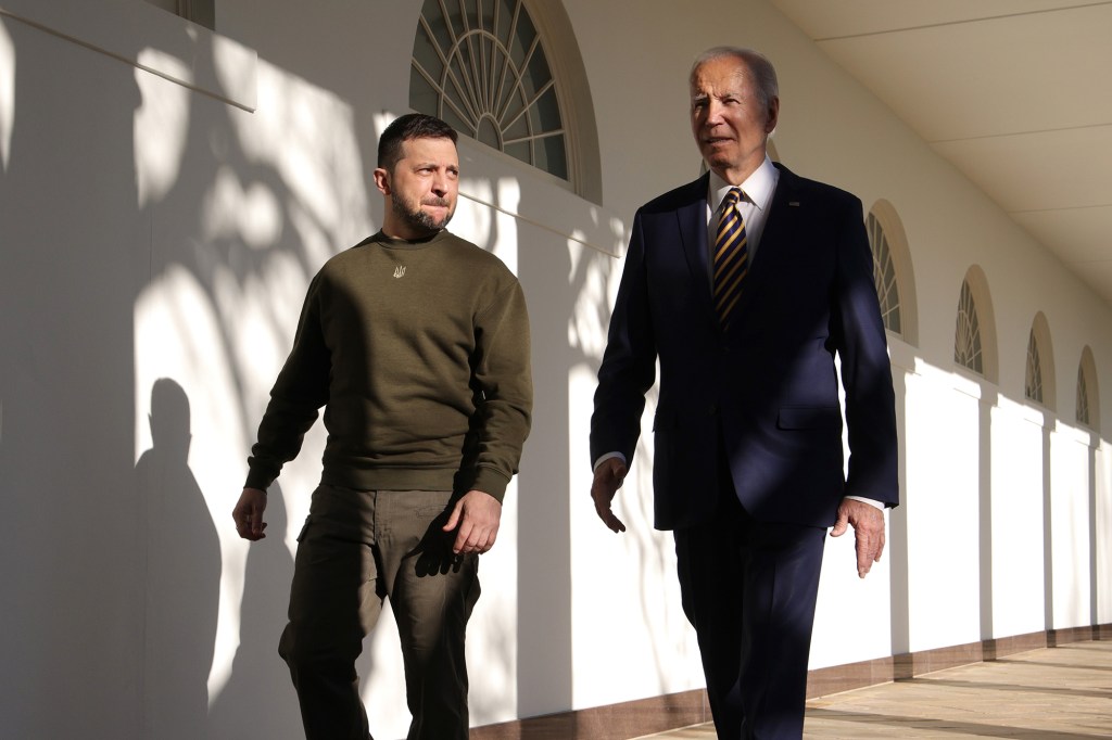 En esta foto de diciembre de 2022, el presidente Joe Biden y el presidente Volodymyr Zelensky caminan por la Columnata mientras se dirigen al Despacho Oval en la Casa Blanca en Washington D. C. (Crédito: Alex Wong/Getty Images)