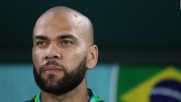 Abogados de Dani Alves rechazan que haya riesgo de fuga del futbolista brasileño