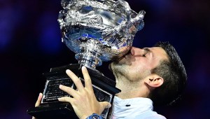 Novak Djokovic celebra su victoria en el Abierto de Australia en Melbourne el 29 de enero de 2023. (Crédito: Manan Vatsyayana/AFP/Getty Images)