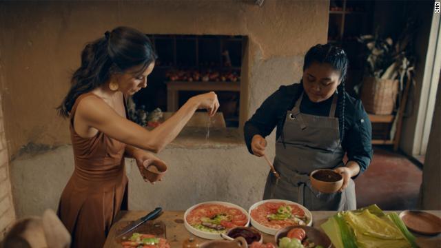 Eva Longoria Searching for Mexico ensalada tomate