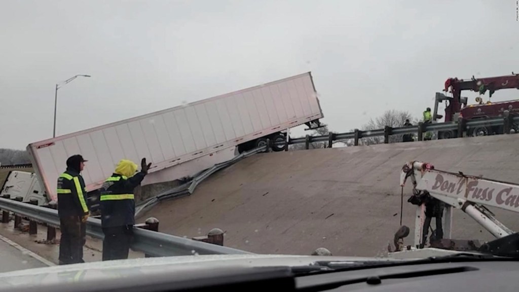 The moment a truck overturns in the middle of a highway