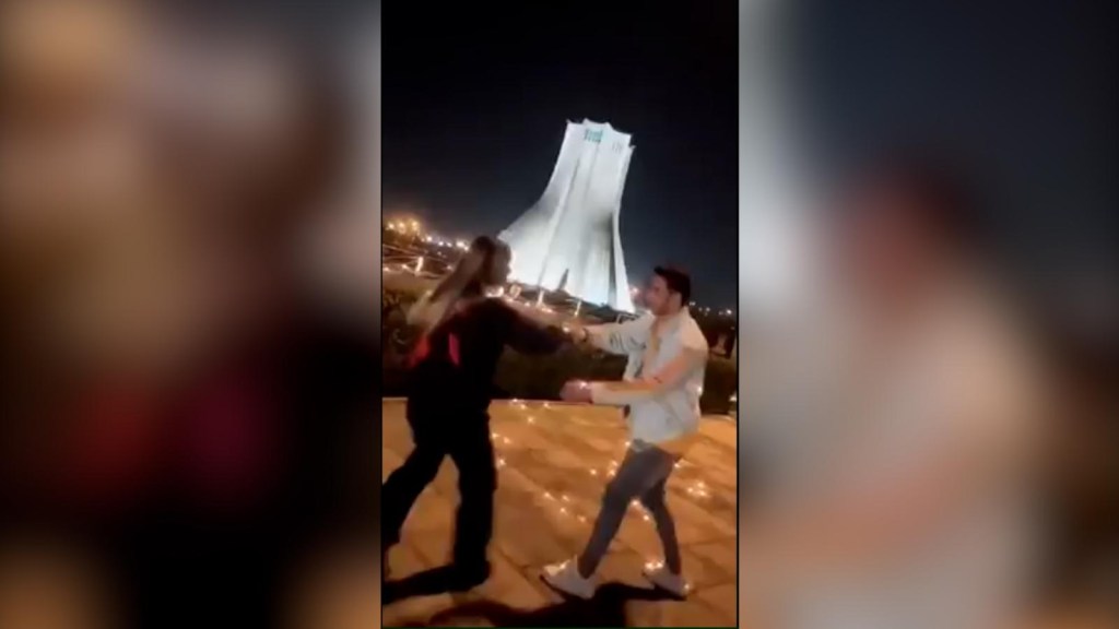 Irán condena a una pareja por bailar en público