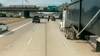 Video muestra a una persona corriendo imprudentemente en una autopista de seis carriles
