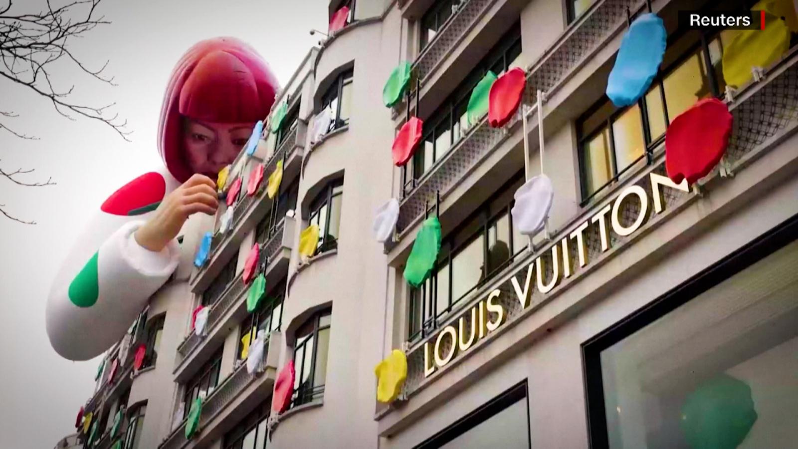 Una Yayoi Kusama gigante apareció esta mañana en el techo de Louis Vuitton  en París
