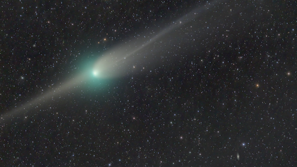 Mira cómo se ve el cometa verde cuando pasa cerca de la Tierra