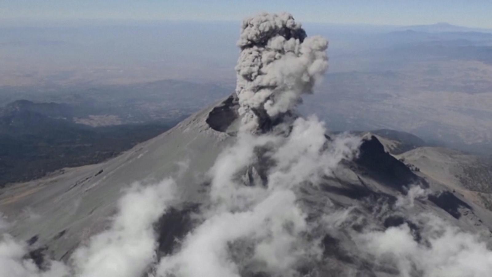 Drone capta impresionantes imágenes de la actividad del volcán Popocatépetl en México |  Video