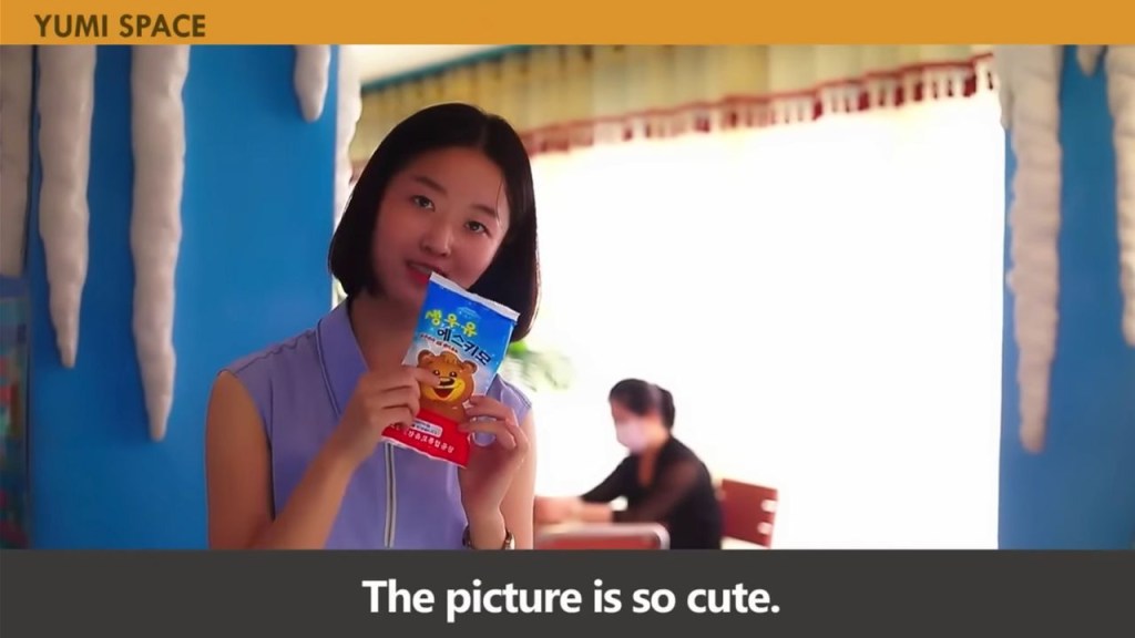 YuMi come helado en Pyongyang, Corea del Norte, en un video de YouTube subido el 1 de agosto de 2022. (Crédito: Olivia Natasha-YuMi Space DPRK daily/YouTube)