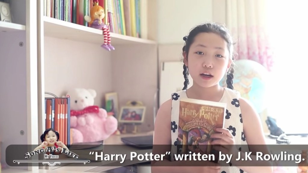 Song A, supuesta residente de Pyongyang, Corea del Norte, sostiene un libro de Harry Potter en un video de YouTube subido el 26 de abril de 2022.