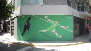 ¡Atajada de campeón! Pintan mural de la icónica parada del "Dibu" Martínez