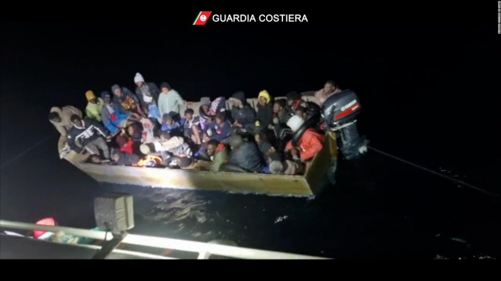 Drama operativo para rescatar a migrantes frente a las costas de Italia
