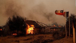 Temperaturas récords complican la situación de los incendios en Chile