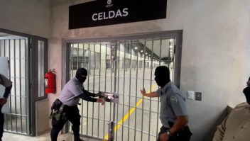CNN ingresa a la mega prisión de El Salvador