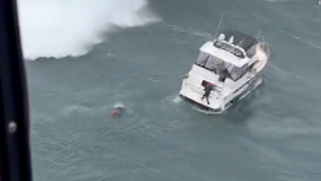 La Guardia Costera de EE. UU. Rescata a un hombre de un bote volcado por enormes olas