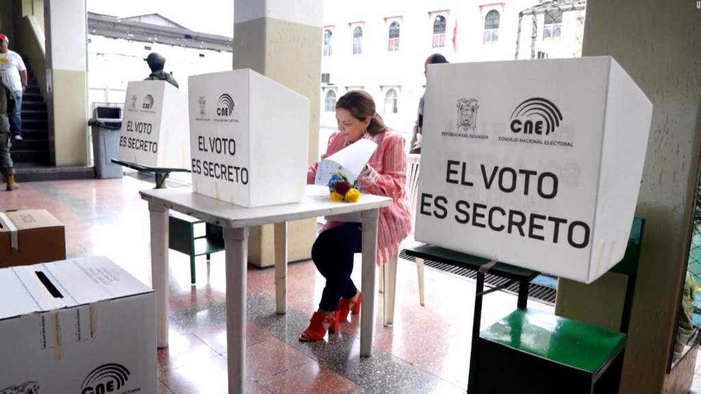 Domingo electoral en Ecuador con doble propósito