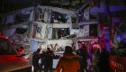 Rescatistas intentan hallar sobrevivientes en escombros tras terremoto de 7,8 en Turquía
