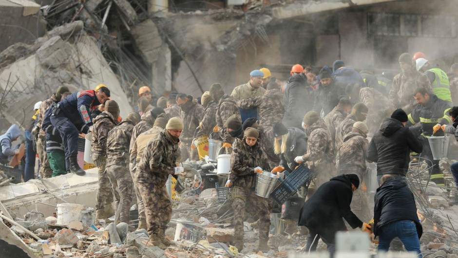 Labores de búsqueda y rescate en un edificio destruido en Diyarbakir. (Aydin Arik/Anadolu Agency/Getty Images)