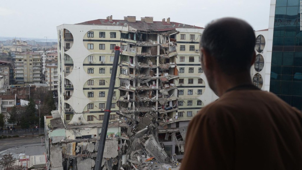 Imágenes dramáticas muestran destrucción en Turquía y Siria
