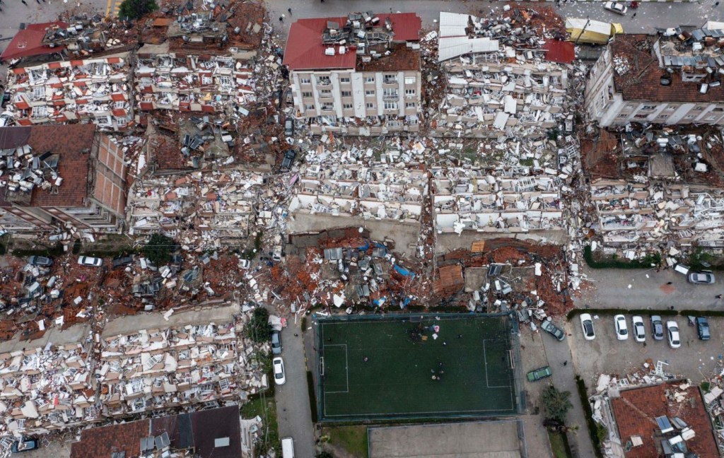 Esta foto aérea muestra los daños del terremoto en Hatay, Turquía. (Crédito: Ercin Erturk/Anadolu Agency/Getty Images)