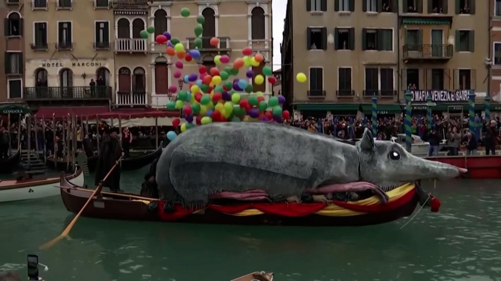 Rata gigante es la estrella del Carnaval en Venecia