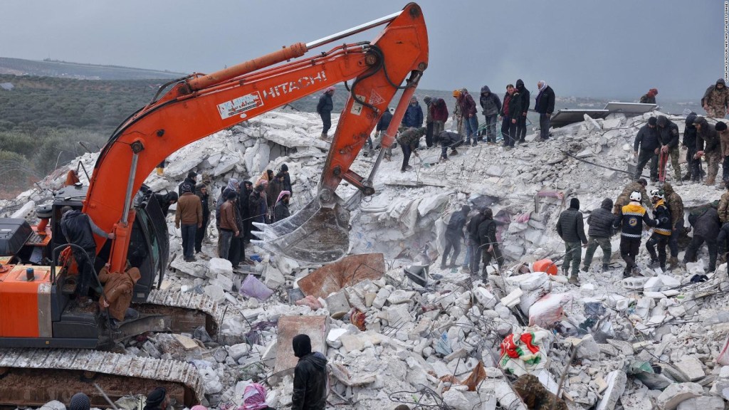 Carrera contrarreloj: joven rescatada de los escombros en Turquía