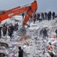 Carrera contrarreloj: rescatan a joven de entre los escombros en Turquía