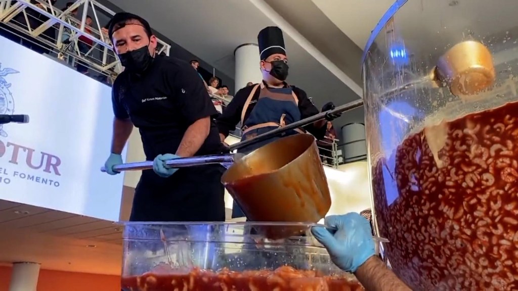 Así rompe récord el cóctel de camarón más grande del mundo