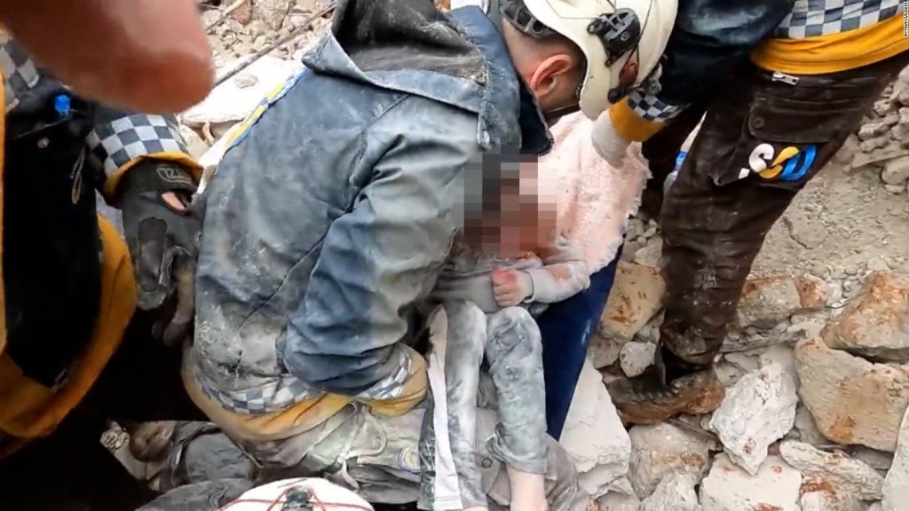 Conmovedores rescates de niños de las ruinas en Siria