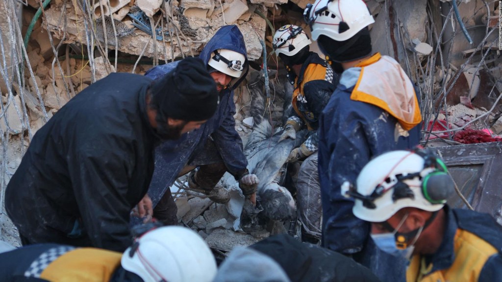 Boy manages to crawl out of rubble in Turkey