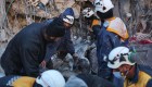 Niño logra salir gateando de los escombros en Turquía