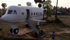 Un camboyano construye una casa con forma de avión