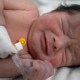 Rescatan de los escombros a bebé recién nacida en Siria