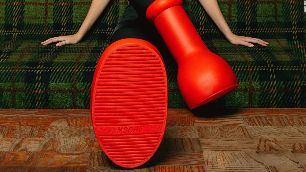¿Qué son las Big Red Boots y por qué están de moda?