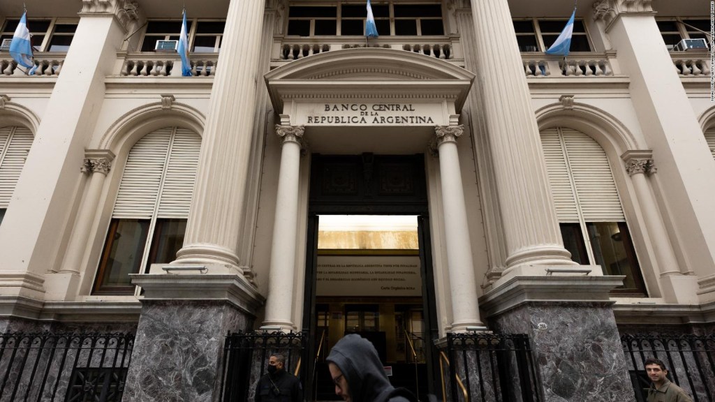 ¿Qué deben hacer los argentinos ante la devaluación del peso?