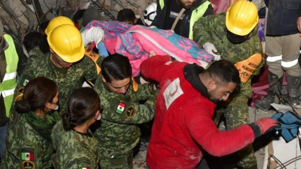 Mexicanos rescatan a mujer de entre los escombros en Turquía