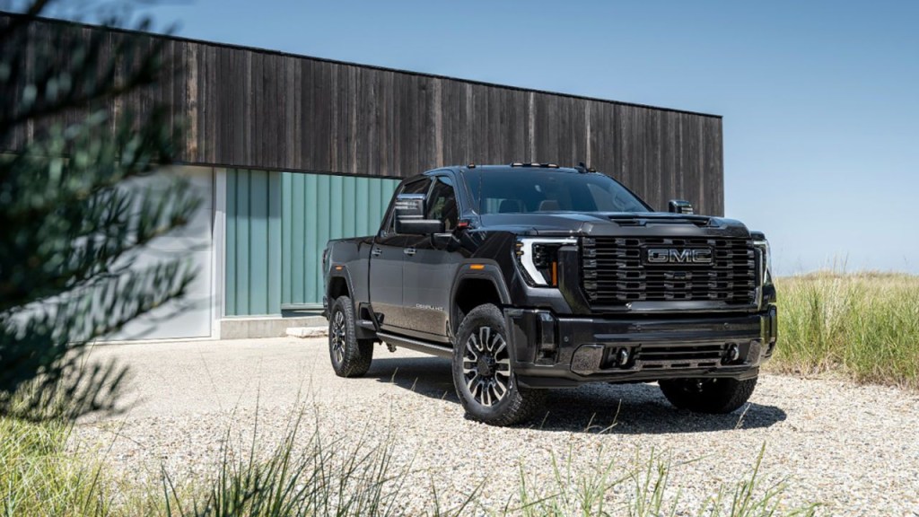 Este año, GMC comenzó a ofrecer su nivel de equipamiento más lujoso, Denal Ultimate, en sus camiones pesados.  (Cortesía: General Motors)