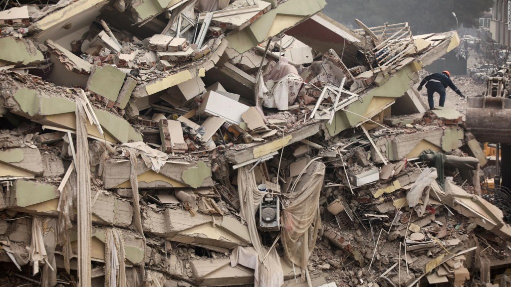 Rescatista en Turquía dice que nunca ha visto un desastre similar