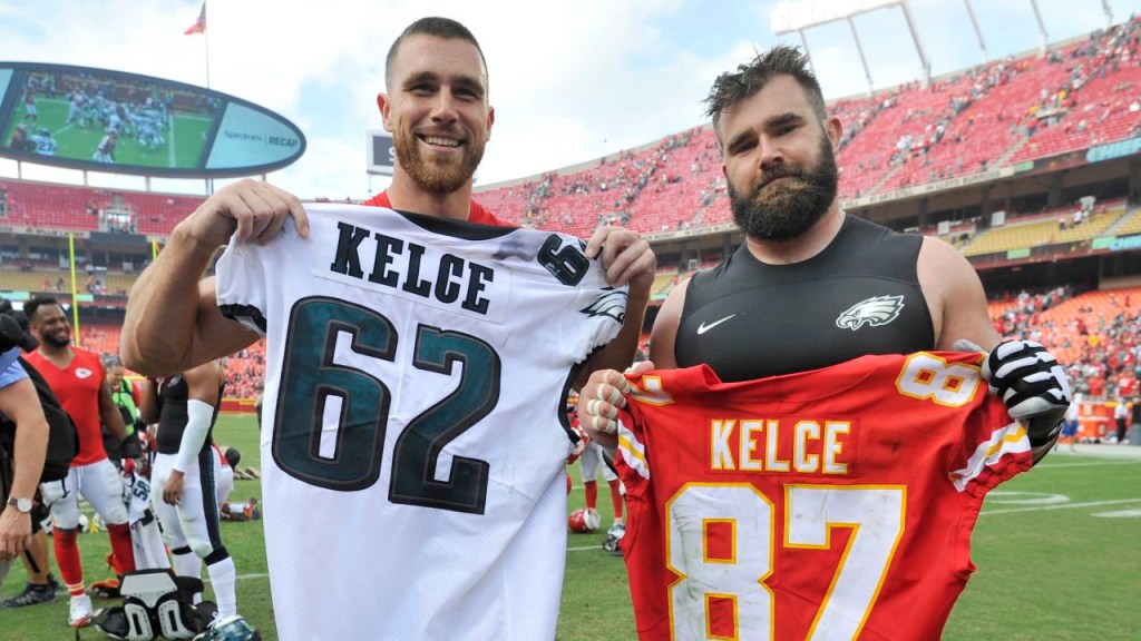 Los hermanos Kelce están haciendo historia en esta edición del Super Bowl. (Crédito: Ed Zurga/AP/FILE)