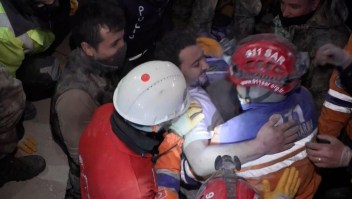 Rescatan a sobreviviente que pasó 167 horas atrapado en Turquía