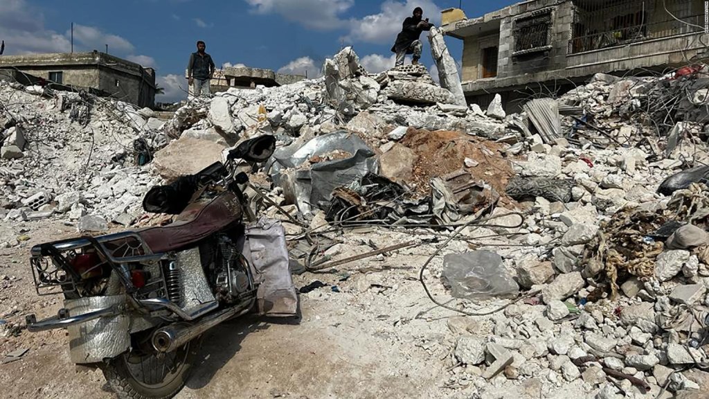 Una mujer después del terremoto: "La muerte sigue a los sirios por todas partes"