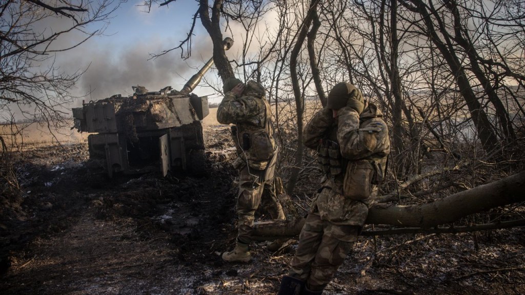 Miembros de una unidad de artillería ucraniana disparan contra posiciones de mortero rusas en los alrededores de Vuhledar, el 19 de diciembre de 2022 en Donetsk. (Crédito: Chris McGrath/Getty Images)