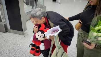 Mujer conoce a su nieta gracias al permiso humanitario de EE.UU.