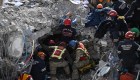 escatan a tres personas 198 horas después del terremoto