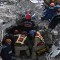 escatan a tres personas 198 horas después del terremoto