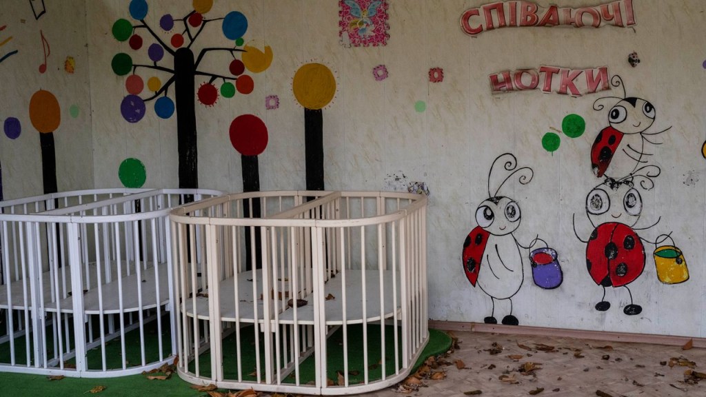 Cunas vacías en una sala de juegos en el patio del hogar infantil regional de Jersón, en Jersón, al sur de Ucrania, el viernes 25 de noviembre de 2022. (Crédito: Bernat Armangue/AP)