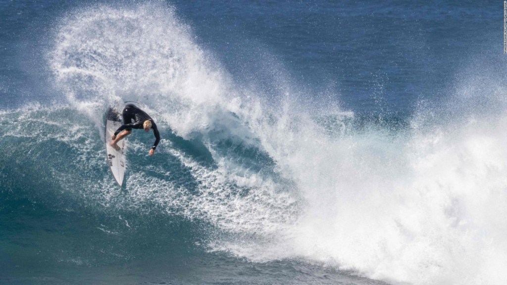 Los mejores surfistas del mundo compiten en Hawáai