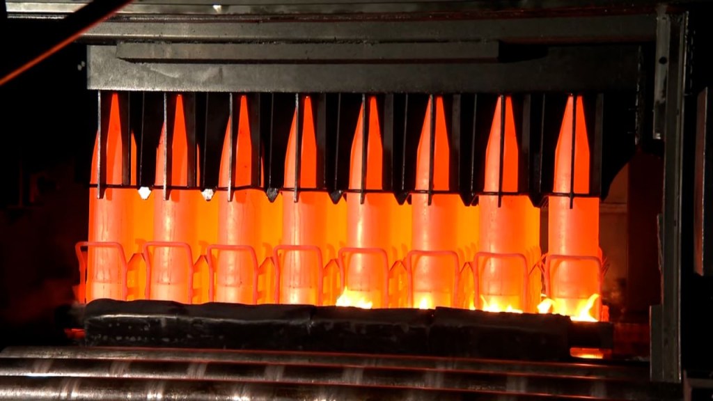 Un nuevo lote de cartuchos de artillería se moldea en el interior de una planta de municiones en Scranton, Pensilvania. (Crédito: CNN)