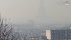 La Torre Eiffel "desaparece" por extraño fenómeno meteorológico