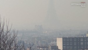 La Torre Eiffel "desaparece" por extraño fenómeno meteorológico