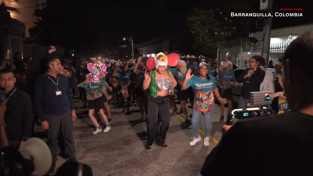 Bailando en las calles, Verónica Alcocer se une al Carnaval de Barranquilla