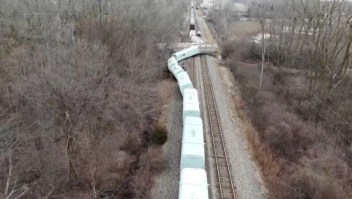 Impactantes imágenes de un tren descarrilado en Michigan